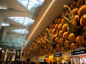 입국 심사 전 손바닥 조형물