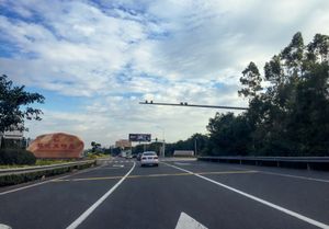 푸저우 공항 고속도로 끝, "축복의 땅으로 돌아오세요" 표지판은 공항이 바로 앞에 있음을 나타냅니다.