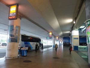 도착 로비 정면 현관에 정차하는 푸저우 시내행 직행 버스