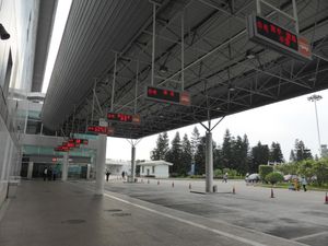 공항 남쪽에 있는 장거리 버스 전용 터미널