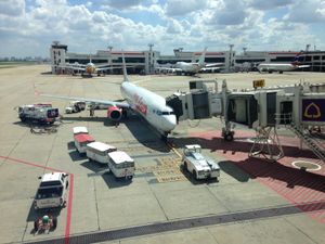 2015년 핫 야이 국제공항으로 향하는 타이 라이온 에어 보잉 737-900ER 항공기