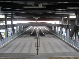 SRT 다크 레드 라인의 돈므앙역에서 돈므앙 국제공항으로 가는 통로