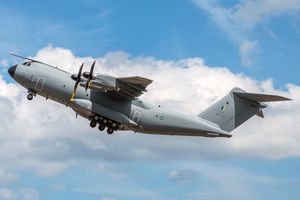 말레이시아 공군 에어버스 A400M 아틀라스가 LIMA 17 동안 랑카위 국제공항에서 이륙하는 모습