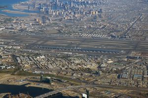 콘코스 B와 C. 콘코스 A는 터미널 3 APM으로 연결. 콘코스 D는 터미널 1 APM으로 연결.