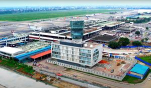 건설 중인 새로운 관제탑과 터미널 1&2