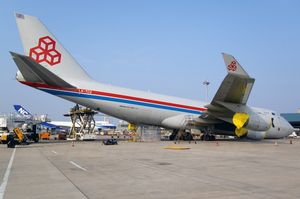 상하이 푸둥 국제공항에서 착륙 장치가 붕괴되는 사고에 연루된 "LX-TCV" 등록 카고룩스 747-400F (2006년 1월)