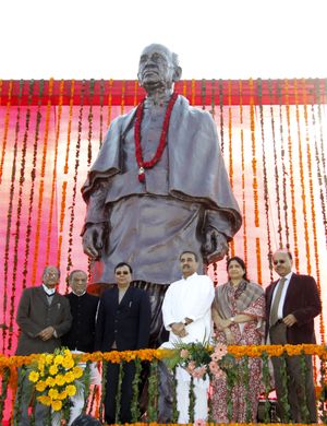 사르다르 발라브바이 파텔 통일의 조각상은 아흐메다바드 국제공항에 있는 조각상의 확대된 버전이다.