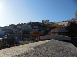 장수마을이 성곽 왼쪽에 보인다.