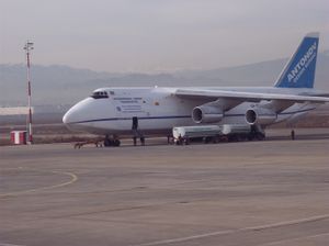 An-124가 아시가바트 국제공항 화물 터미널에 있다.