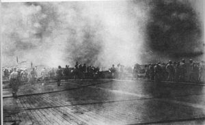 산타크루즈 해전 중 미군 폭격으로 화재가 발생한 쇼카쿠 비행갑판에서 승무원들이 소화 작업을 하고 있다.