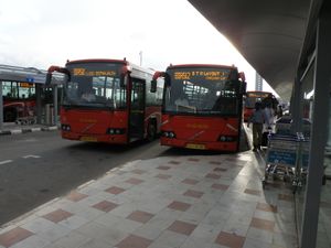 BMTC 볼보 버스가 도시와 공항을 연결하고 있다.