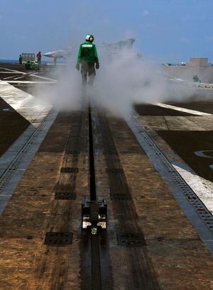 존 C. 스테니스에서 비행 작전 전에 항공기 캐터펄트에 대한 최종 점검