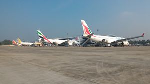 (오른쪽부터) 스리랑카 항공, 에미레이트 항공, 걸프 에어, 에어 인디아 항공기가 트리반드룸 국제공항에 주기되어 있다.