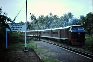 스리랑카 철도의 S5급 DMU. 콜롬보 공항에서 승객을 태우는 데 사용된 것과 유사한 기종이다.