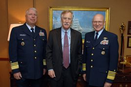 2013년 워싱턴에서 해안 경비대 관계자들과 함께 있는 킹