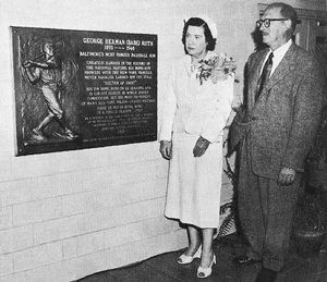 1955년 볼티모어 기념 경기장에서 베이브 루스 기념 명판 제막식에 참석한 그의 미망인 클레어 루스