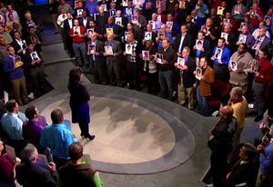 2010년 에피소드에서 성적 학대를 받은 200명의 남성들이 함께 서 있다.