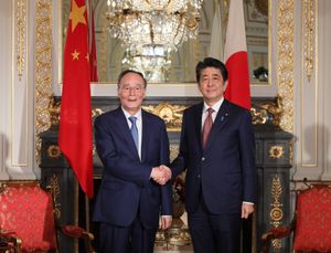 아베 신조 일본 총리(우)와 왕치산(좌) (2019년 10월 23일, 도쿄 영빈관)