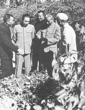 1954년, 광둥성을 시찰하는 저우언라이, 류사오치에 동행하는 타오주(왼쪽 끝)