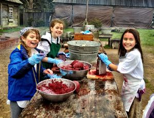 보르시를 만들기 위해 비트를 강판에 가는 소녀들