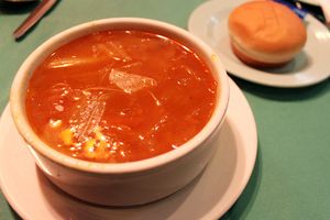 뤄쑹탕}}<i> 한 그릇으로, 홍콩에서 제공됩니다.