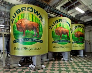 폴란드의 비아위스토크에서 생산되는 주브로프카(Żubrówka). 들소 풀(Bison grass)로 향을 낸다.