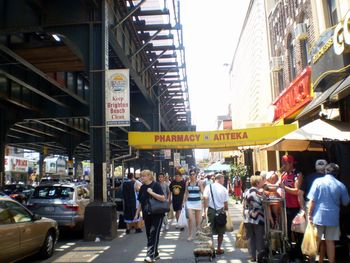 브루클린 브라이튼 비치의 "리틀 러시아". 뉴욕 대도시권은 러시아계 미국인이 가장 많이 거주하는 곳이다.