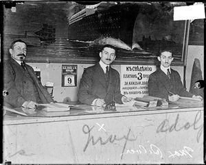 1910년대 시카고의 러시아어 사용 은행원들.