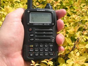 일본 야에스사의 VX-7R 무전기. 이런 햄용 핸디무전기로 전 세계인은 국제우주정거장과 교신한다