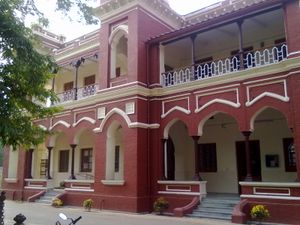 인도에서 세 번째로 오래된 공과대학인 비하르 공과대학, 파트나(1886년 설립)는 2004년 국립 공과대학교 파트나로 전환되었다.