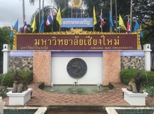 치앙마이 대학교 본교 정문. 후아이 깨우 로드(Huay Kaew Road)를 따라 위치한 입구