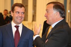 2008년 모스크바 크렘린에서 당시 러시아 대통령 드미트리 메드베데프와 아드보카트