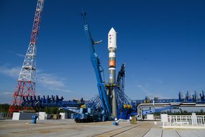 소유즈 2.1b 로켓이 2023년 8월 43/3번 발사대에서 발사될 준비를 하고 있다
