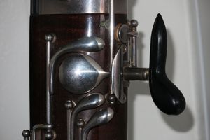 바순에 장착된 핸드 레스트의 확대 사진. 뒷면에서.