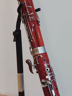 왼손(위)과 오른손(아래)의 손가락으로 조작하는 구멍과 키