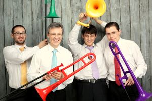 플라스틱 트롬본을 연주하는 4중주