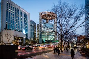 보신각 맞은 편의 옛 화신백화점 터에 1999년 지어진 종로타워는 삼성, SK 등 주요 대기업 그룹들의 사옥으로 활용되어 왔다.