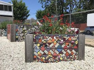 델라웨어주 윌밍턴의 도시 농업의 예. 정원은 청소년 무단 결석을 줄이는 운영 조직의 더 넓은 사명에 부차적입니다. 작물이 재배되는 동안, 꽃은 지역 사회 구성원을 정원으로 유치하기 위해 명시적으로 주변에 배치되었습니다.