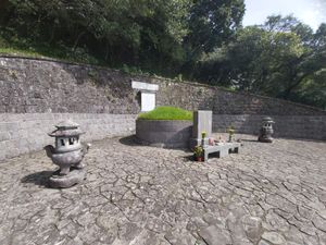 타이베이 양밍산 국가공원에 있는 위유런의 묘.