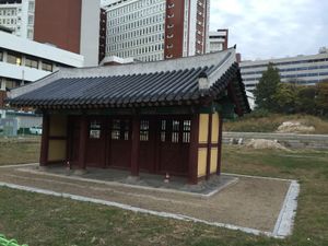 함춘원 유적의 문인 함춘문.