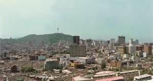 좌측 하단에 계획적으로 개발된 익선동 한옥 지구가 잘 드러나 있다.