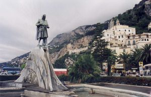 알폰소 발지코가 1900년에 제작한 아말피의 플라비오 조이아 동상