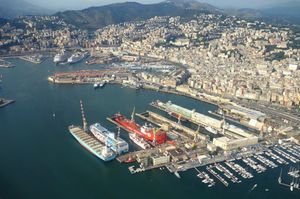 제노바항은 이탈리아에서 가장 붐비는 항구이다.