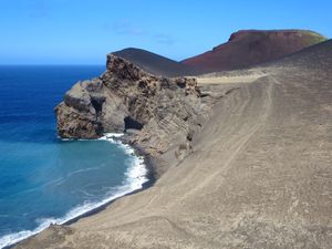 아조레스 제도 파이알의 카펠리뇨스 화산 1957년 분화에서 나온 화산 테프라층. 마카로네시아 제도는 화산 활동으로 생성된다.