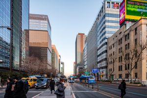 종로 주변에는 고도제한으로 인해 비슷한 높이를 지니는 업무용 고층빌딩이 길가에 빼곡하게 들어선 모습을 볼 수 있다.