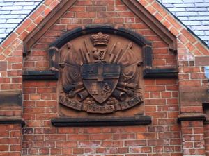 데리의 옛 소방서에 있는 문장