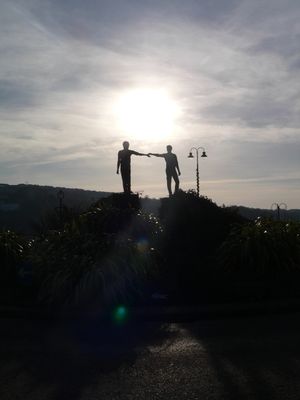 모리스 해론의 조각 "Hands Across the Divide"