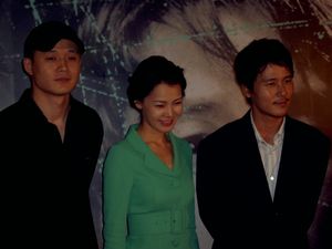 2004년 7월 영화 《거미숲》 기자시사회에 참석한 송일곤 감독과 서정, 감우성.