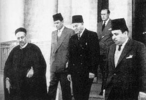 에미르 이드리스 아스-세누시 (왼쪽)와 그 뒤에 (왼쪽부터) 후세인 마지크, 무하마드 사키즐리, 무스타파 벤 할림이 1940년대 후반 키레나이카 정부를 구성했다.