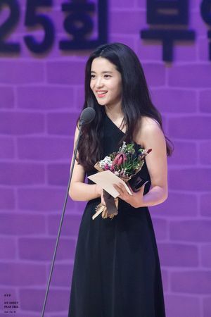 2016년 제25회 부일영화상 시상식에서 김태리.